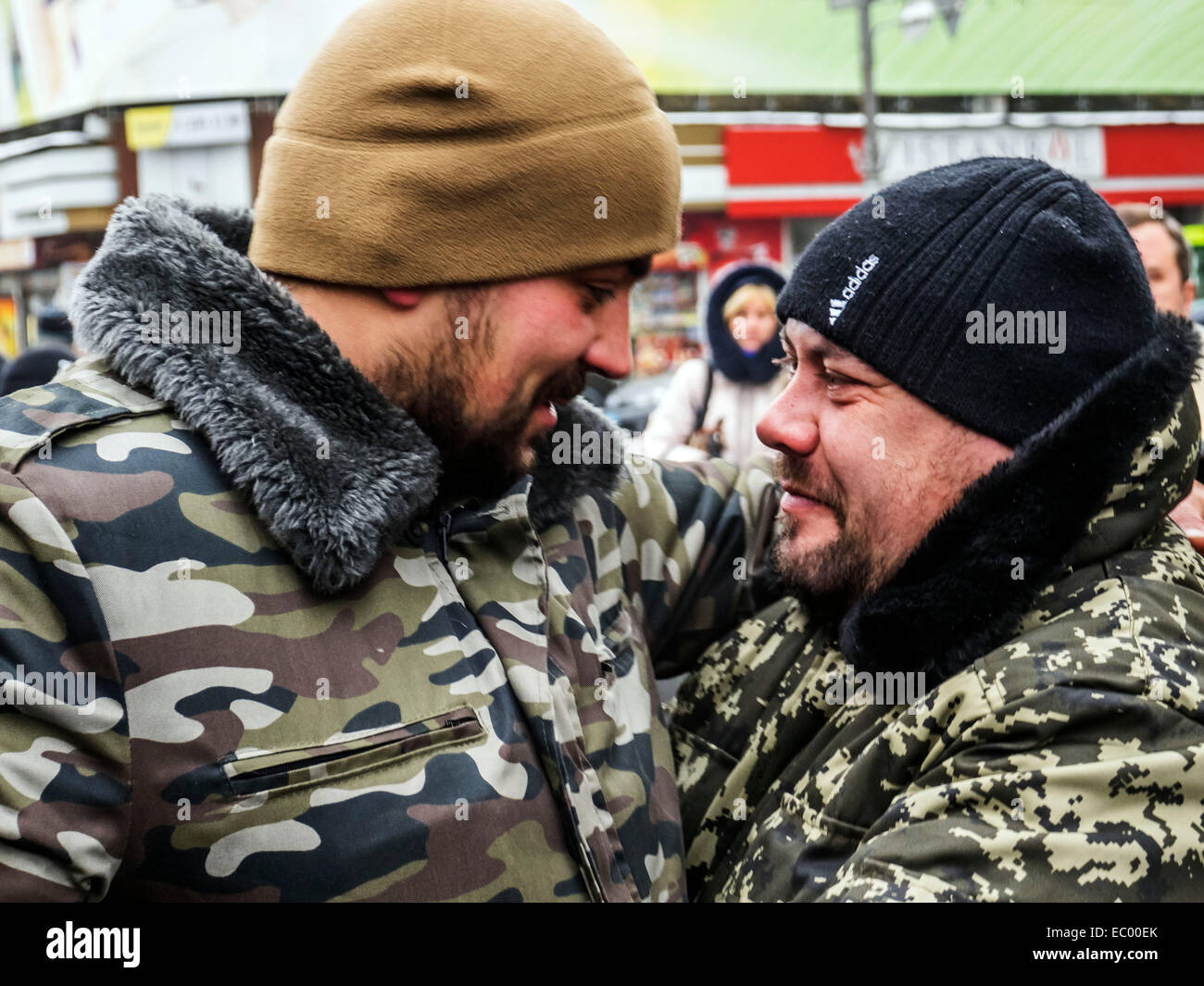 Kiev, Ukraine. 06 Dec, 2014. Bataille de réunion des frères. -- Plus de 100 soldats du bataillon de défense territoriale 'Kiev-12' ont marché sur Khreschatyk à Kiev le Samedi, 6 décembre, 2014. Deux mille les résidents ont accueilli les soldats crier "Merci, héros !" Golovnov Crédit : Igor/Alamy Live News Banque D'Images