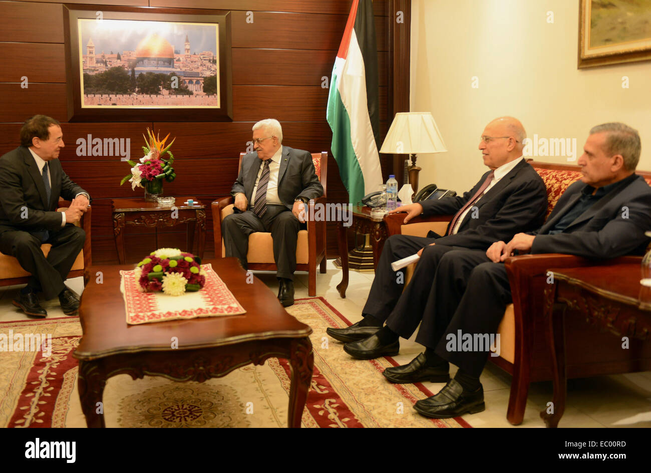 Ramallah, Cisjordanie, territoire palestinien. 6e déc, 2014. Le président palestinien, Mahmoud Abbas (Abou Mazen) rencontre avec le Secrétaire général de l'Internationale socialiste, Luis Eyal, dans la ville de Ramallah, en Cisjordanie, le 6 décembre 2014 Crédit : Thaer Ganaim Images/APA/ZUMA/Alamy Fil Live News Banque D'Images