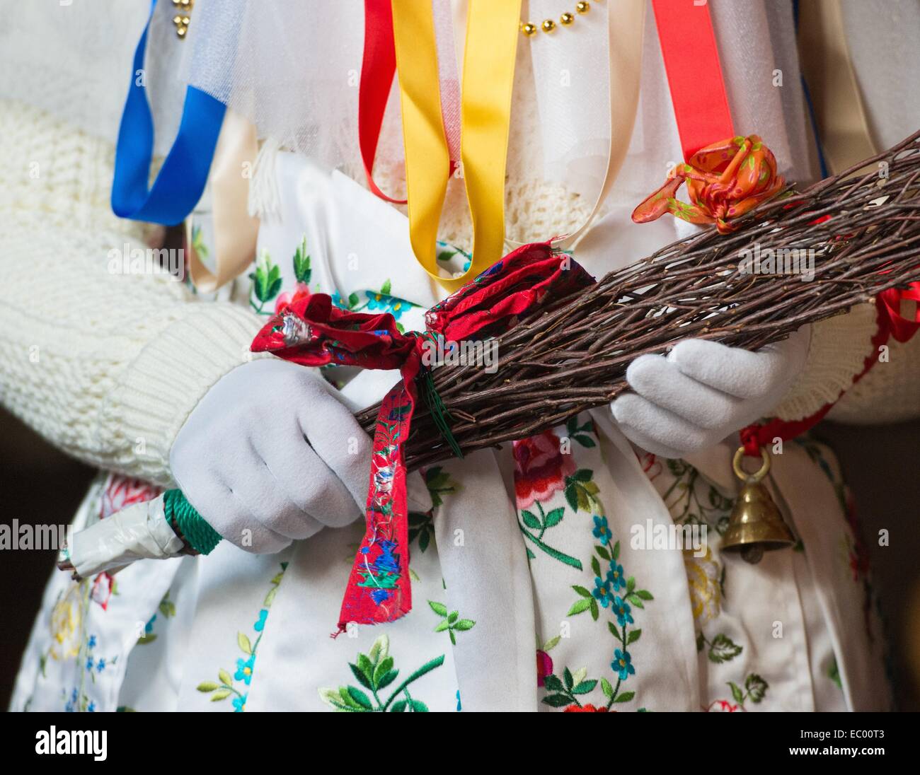 Lehde, Allemagne. 6e déc, 2014. Ce qu'on appelle le présent, de l'enfant donnant une vieille coutume pré-Noël de la Lausitz marche sur la foire de Noël dans le musée en plein air Lehde, Allemagne, 6 décembre 2014. Les visiteurs peuvent assister à la foire avec un bateau et apprendre beaucoup sur les traditions et coutumes des habitants de la forêt de la Spree. Photo : Patrick Pleul/dpa/Alamy Live News Banque D'Images