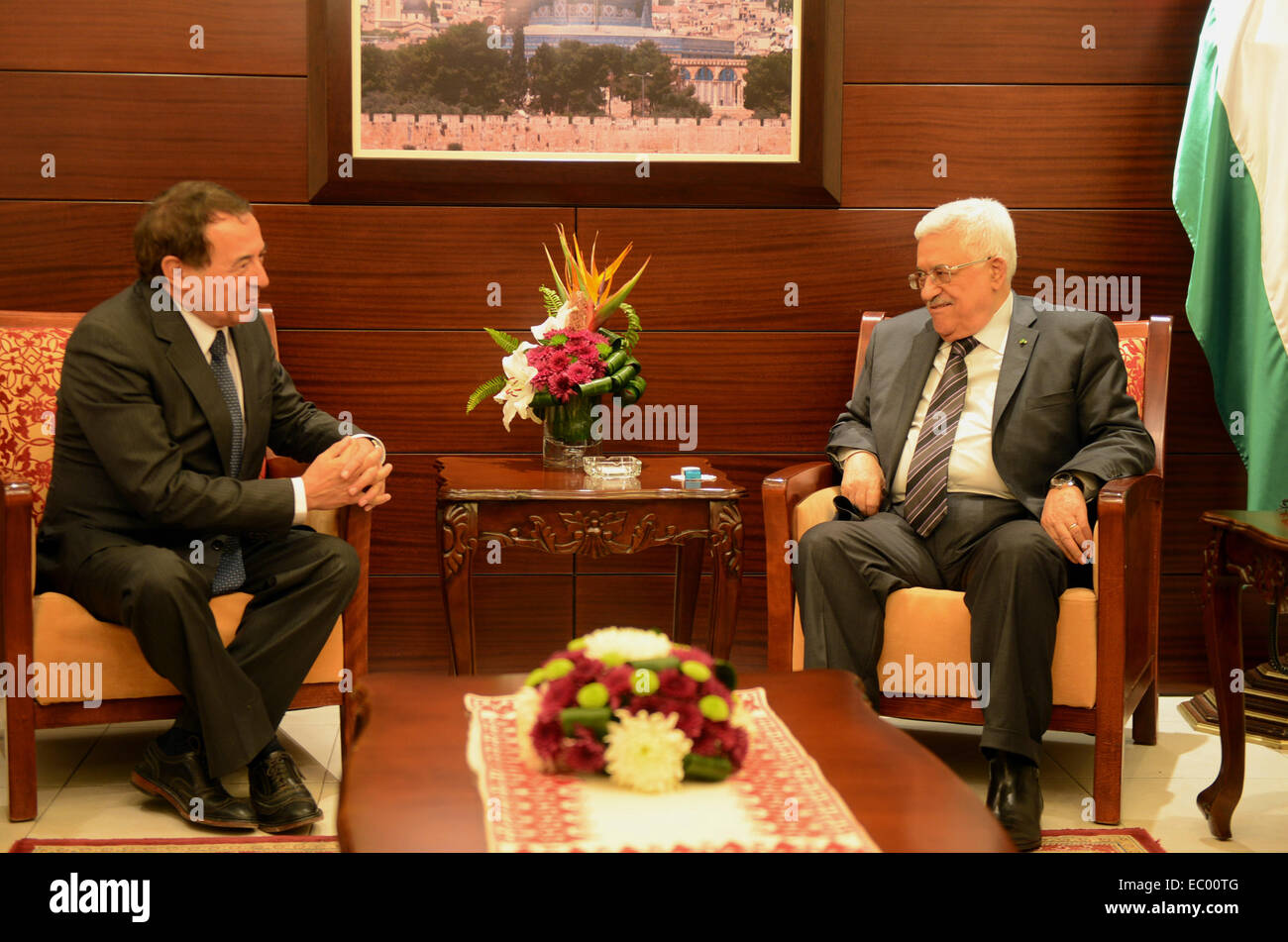 Ramallah, Cisjordanie, territoire palestinien. 6e déc, 2014. Le président palestinien, Mahmoud Abbas (Abou Mazen) rencontre avec le Secrétaire général de l'Internationale socialiste, Luis Eyal, dans la ville de Ramallah, en Cisjordanie, le 6 décembre 2014 Crédit : Thaer Ganaim Images/APA/ZUMA/Alamy Fil Live News Banque D'Images