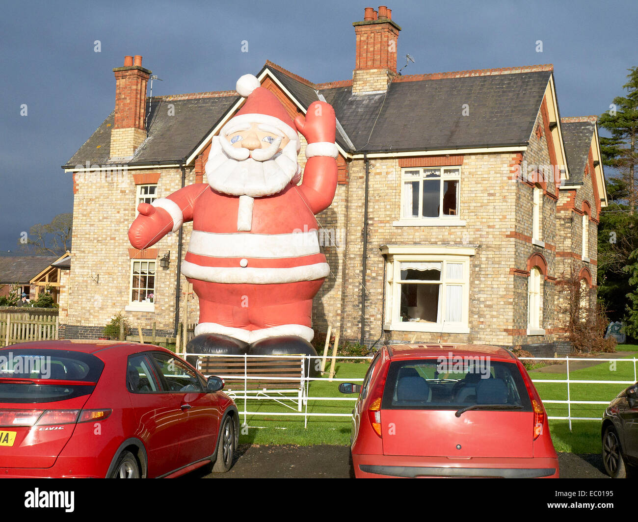 Le père Noël gonflable géant est exposé à Wheelock Hall Farm il attire de nombreux visiteurs de partout dans Cheshire. Banque D'Images