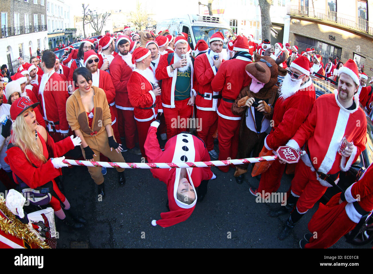 Londres, Royaume-Uni. 6 décembre 2014. Les participants habillés en Père Noël dans le Londres 2014 Santacon dans les rues de Londres qui célèbre sa 20e année anniversdary ce crédit : Paul Brown/Alamy Live News Banque D'Images
