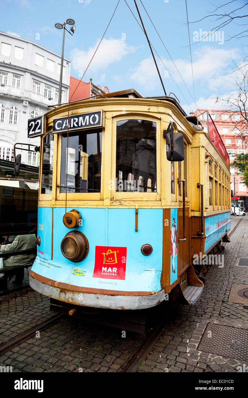 Vieux tram à Porto, Portugal. Banque D'Images
