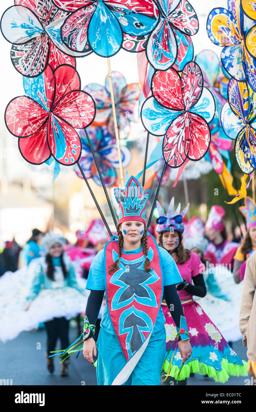 Cambridge, UK. 06 Dec, 2014. Les danseurs à la foire d'hiver de Mill Road à Cambridge UK. L'événement annuel s'illumine le début de l'hiver avec la route fermée pour un défilé de carnaval, de la musique, de la danse et de l'alimentation. Mill Road est partie unique de Cambridge avec principalement des boutiques indépendantes et une économie locale et communauté diversifiée. Il a sa propre identité et se sentir contrairement à beaucoup d'UK High rues qui regorgent de boutiques de chaînes nationales. Credit : Julian Eales/Alamy Live News Banque D'Images