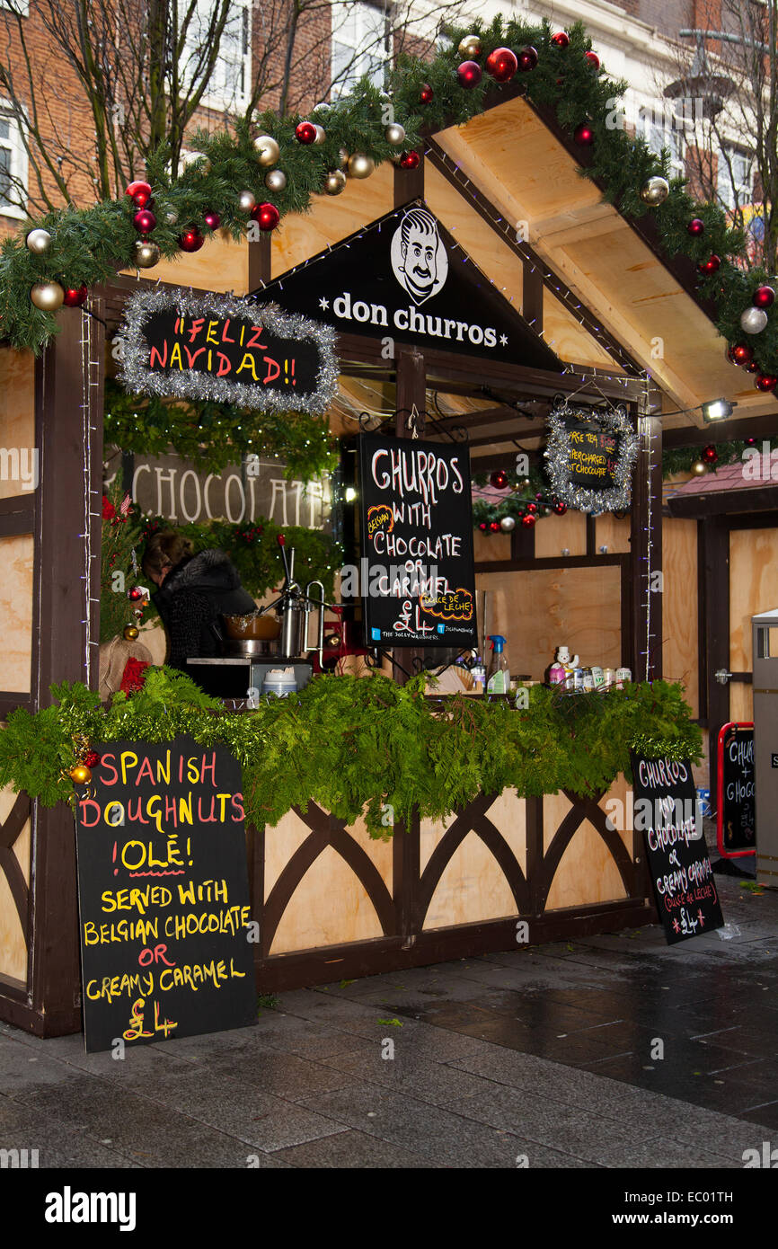 Southport, Merseyside, Royaume-Uni. 6 Décembre, 2014. 'Ole' Spanish Donuts, Don des churros avec du chocolat, en tant que marché de Noël s'ouvre. En bois sur les marchés de Noël de la Rue Chapel et de Ville jardins ouverts avec 30 stands et Conseil de Sefton a déclaré un jour de parking gratuit dans tout l'arrondissement. Cette année, le marché espagnol S & stands de nourriture, situé dans la Rue Chapel et de la Mairie de jardins, s'ajouter à la fête de la saison de Noël. Banque D'Images Southport, Merseyside, Royaume-Uni. 6 Décembre, 2014. 'Ole' Spanish Donuts, Don des churros avec du chocolat, en tant que marché de Noël s'ouvre. En bois sur les marchés de Noël de la Rue Chapel et de Ville jardins ouverts avec 30 stands et Conseil de Sefton a déclaré un jour de parking gratuit dans tout l'arrondissement. Cette année, le marché espagnol S & stands de nourriture, situé dans la Rue Chapel et de la Mairie de jardins, s'ajouter à la fête de la saison de Noël. Banque D'Images
