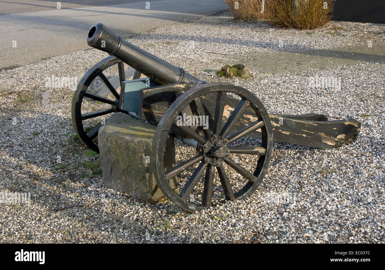 Old cannon situé au petit port Norsminde près d'Aarhus, Danemark Banque D'Images