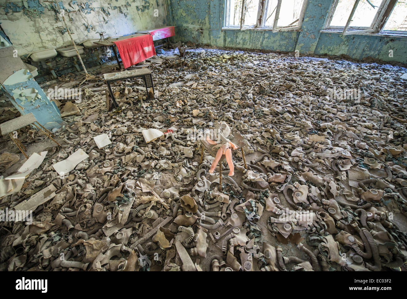 Sol recouvert de masques à gaz à partir de la période de la guerre froide à l'école intermédiaire numéro 3 de Pripyat, zone d'exclusion de Tchernobyl, l'Ukraine Banque D'Images