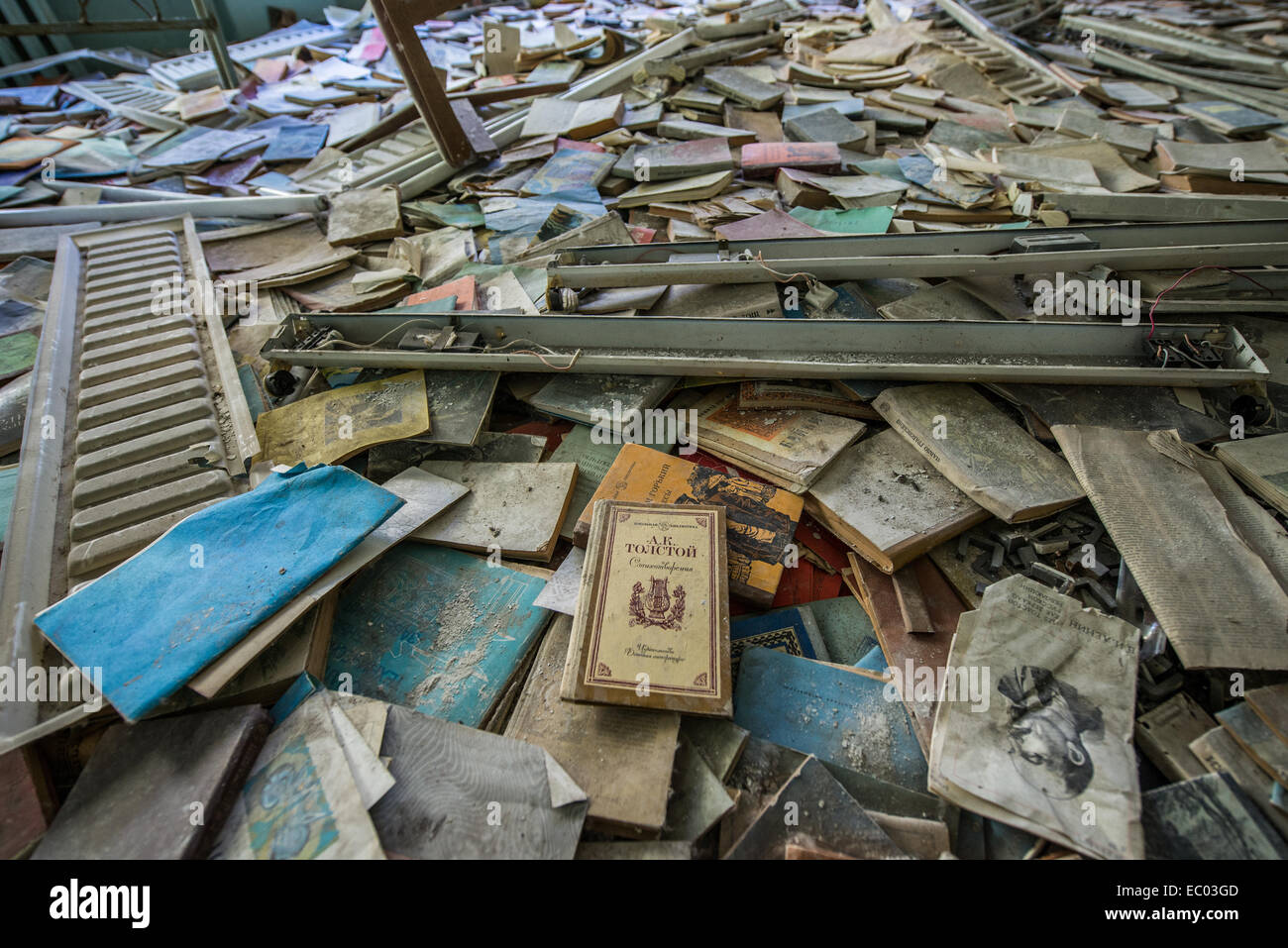 Beaucoup de livres dans la salle de classe de l'école intermédiaire numéro 3 dans la ville abandonnée Pripyat, zone d'exclusion de Tchernobyl, l'Ukraine Banque D'Images