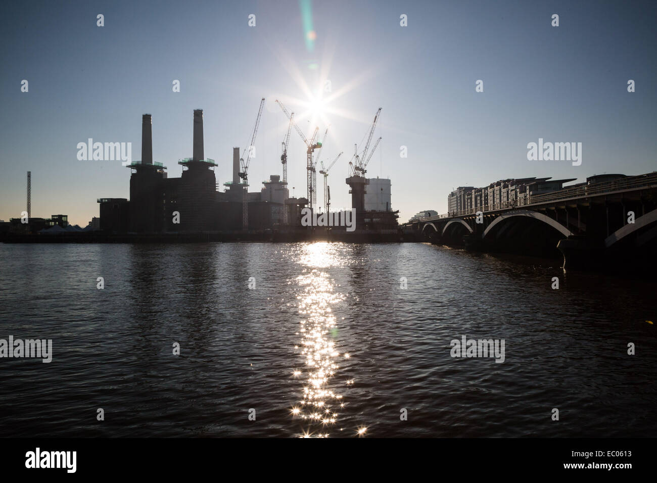 Londres, Royaume-Uni. 6e déc, 2014. Réaménagement de Battersea Power Station se poursuit. Crédit : Guy Josse/Alamy Live News Banque D'Images