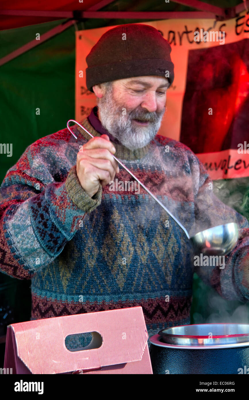 Ipswich, Suffolk, UK. 6e décembre 2014. Support de blocage sert le vin chaud à la première journée d'Agriculteur et présentatrice TV Jimmy Doherty's Jimmy's Farm de Noël annuel de deux jours Fayre. Crédit : Ronnie McMillan/Alamy Live News Banque D'Images