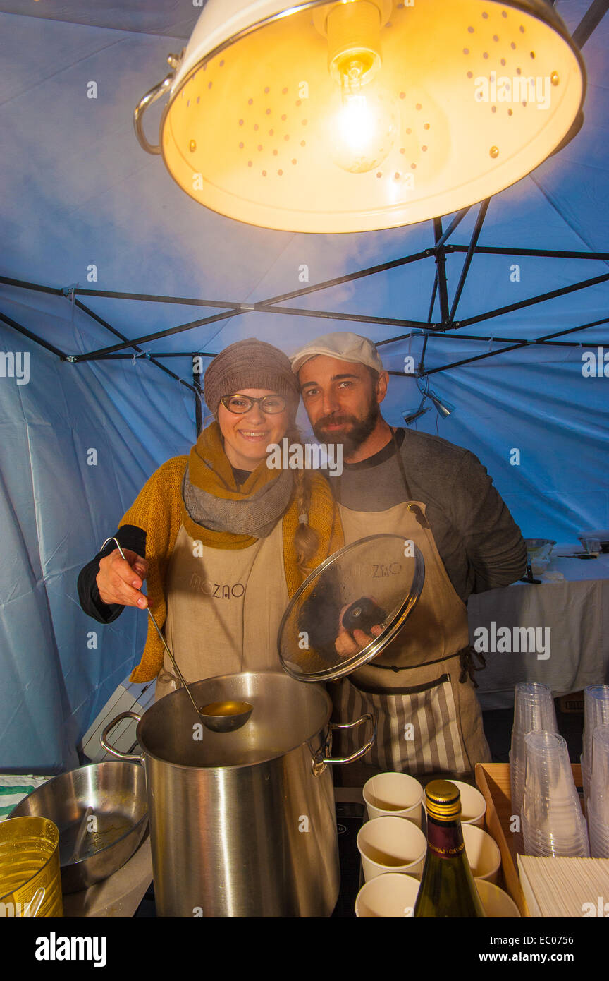 Turin, Piémont, Italie. 06 Dec, 2014. 'Street Parade alimentaire '- Emiliani Tortellini Brodo Takeway dans ' Crédit : Realy Easy Star/Alamy Live News Banque D'Images