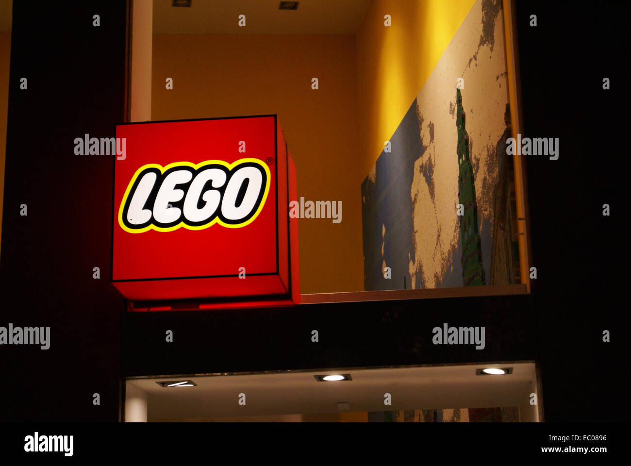 Un logo Lego à l'extérieur de la boutique Lego à Copenhague, Danemark Banque D'Images