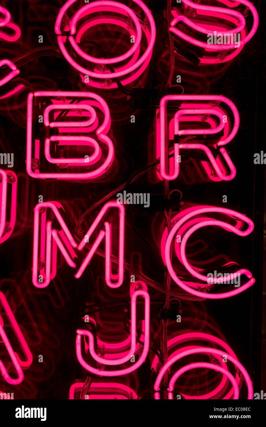 Lettres de néon rose vif Banque D'Images