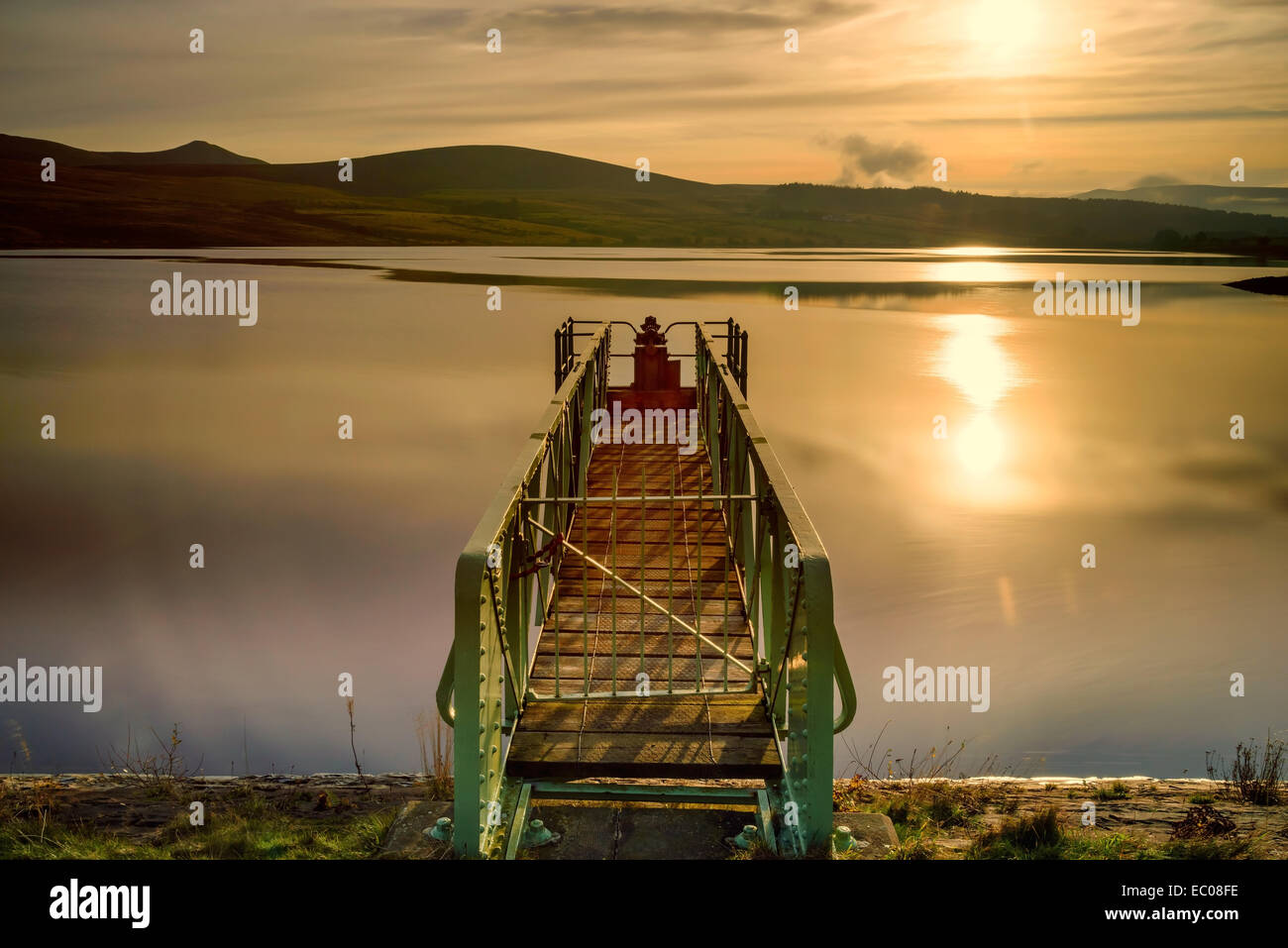 Réservoir d'Harlaw au coucher du soleil dans le Parc Régional Pentland Hills, près d'Édimbourg, Écosse. Banque D'Images
