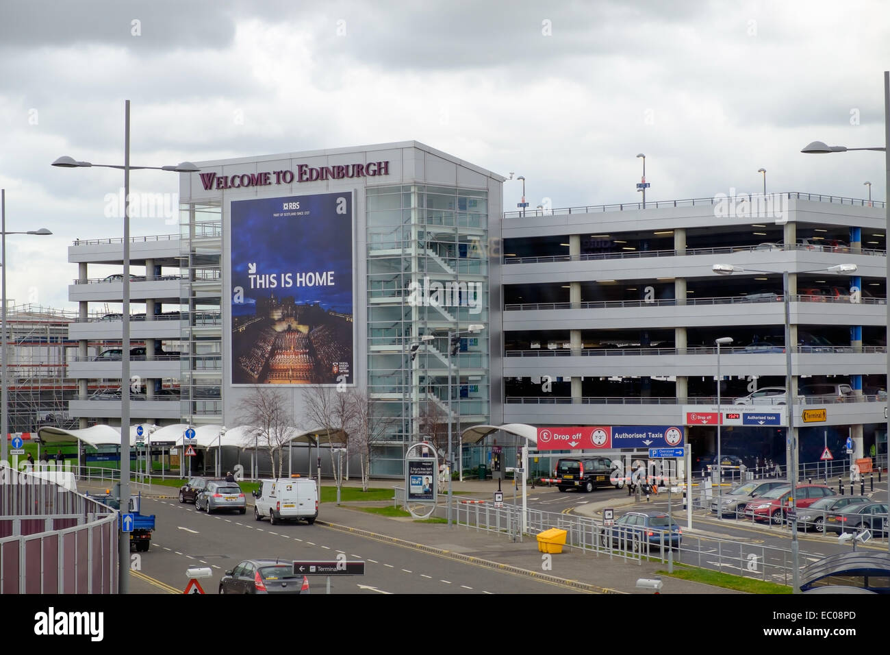 Les plusieurs étages à l'aéroport d'Édimbourg, en Écosse. Banque D'Images