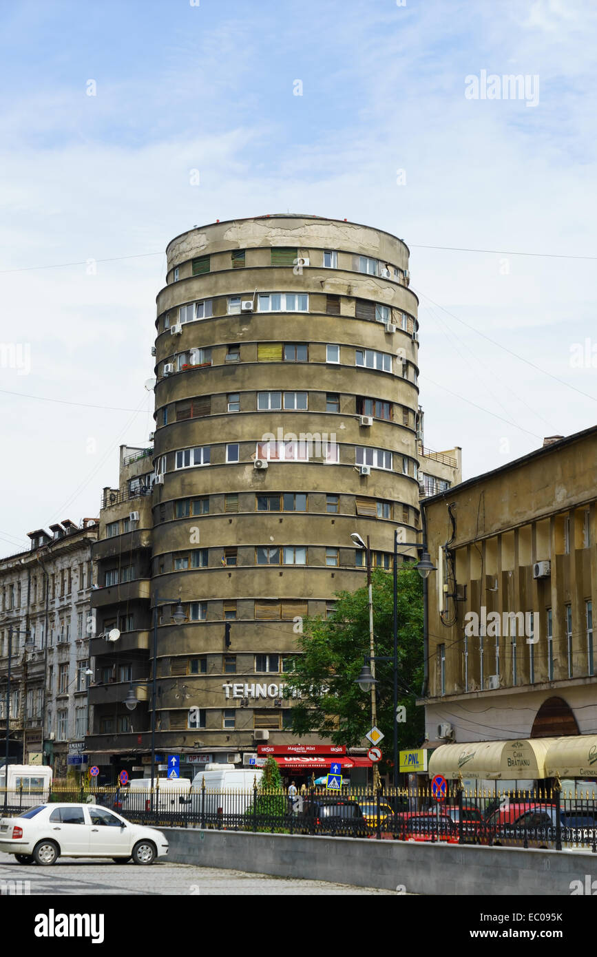 Un Art Déco appartement tour ronde datant de 1936, à Bucarest, Roumanie. Banque D'Images
