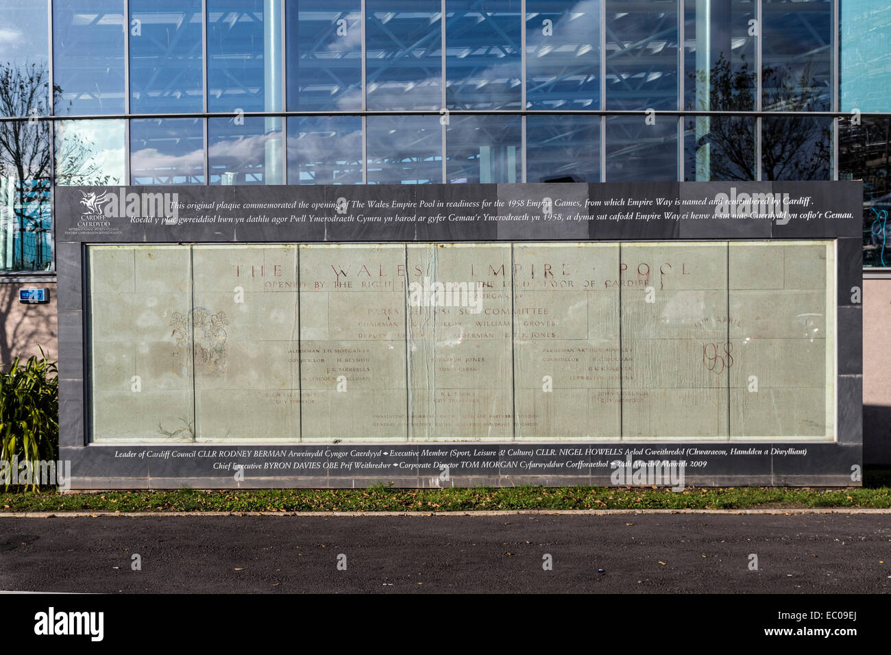 La plaque originale pour l'Empire Pool, restauré à la nouvelle piscine dans Empire Way, Cardiff Bay, Pays de Galles, Royaume-Uni Banque D'Images