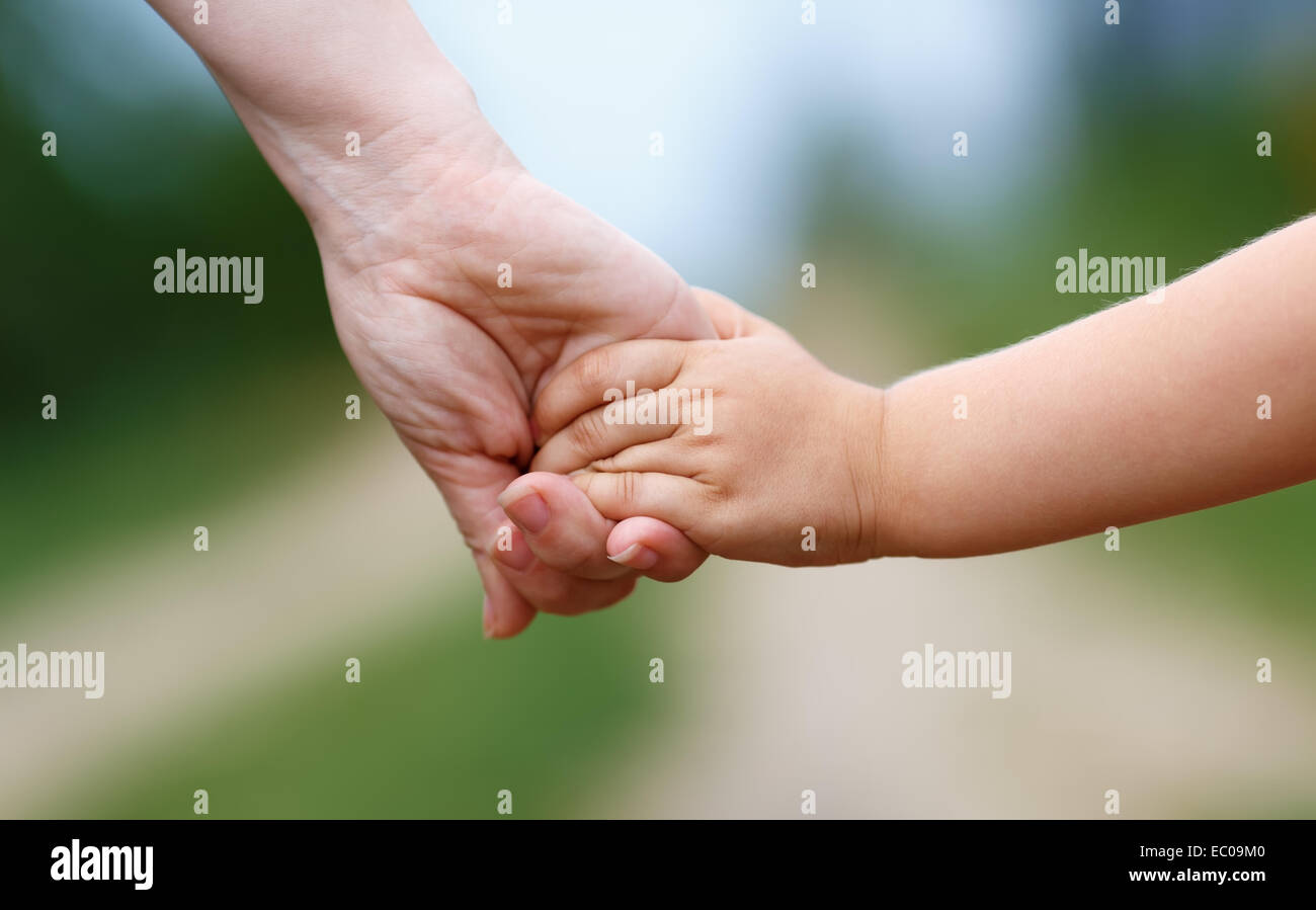 Mains de la mère et l'enfant. Se tenant la main. Profondeur de champ. Banque D'Images