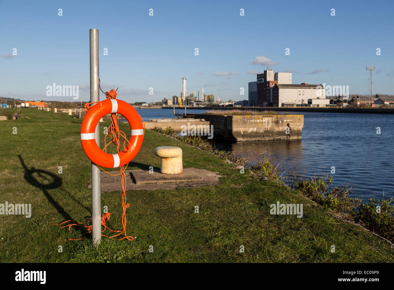 Anneau de sécurité aide à la flottabilité Port de Barry docks, Pays de Galles, Royaume-Uni Banque D'Images