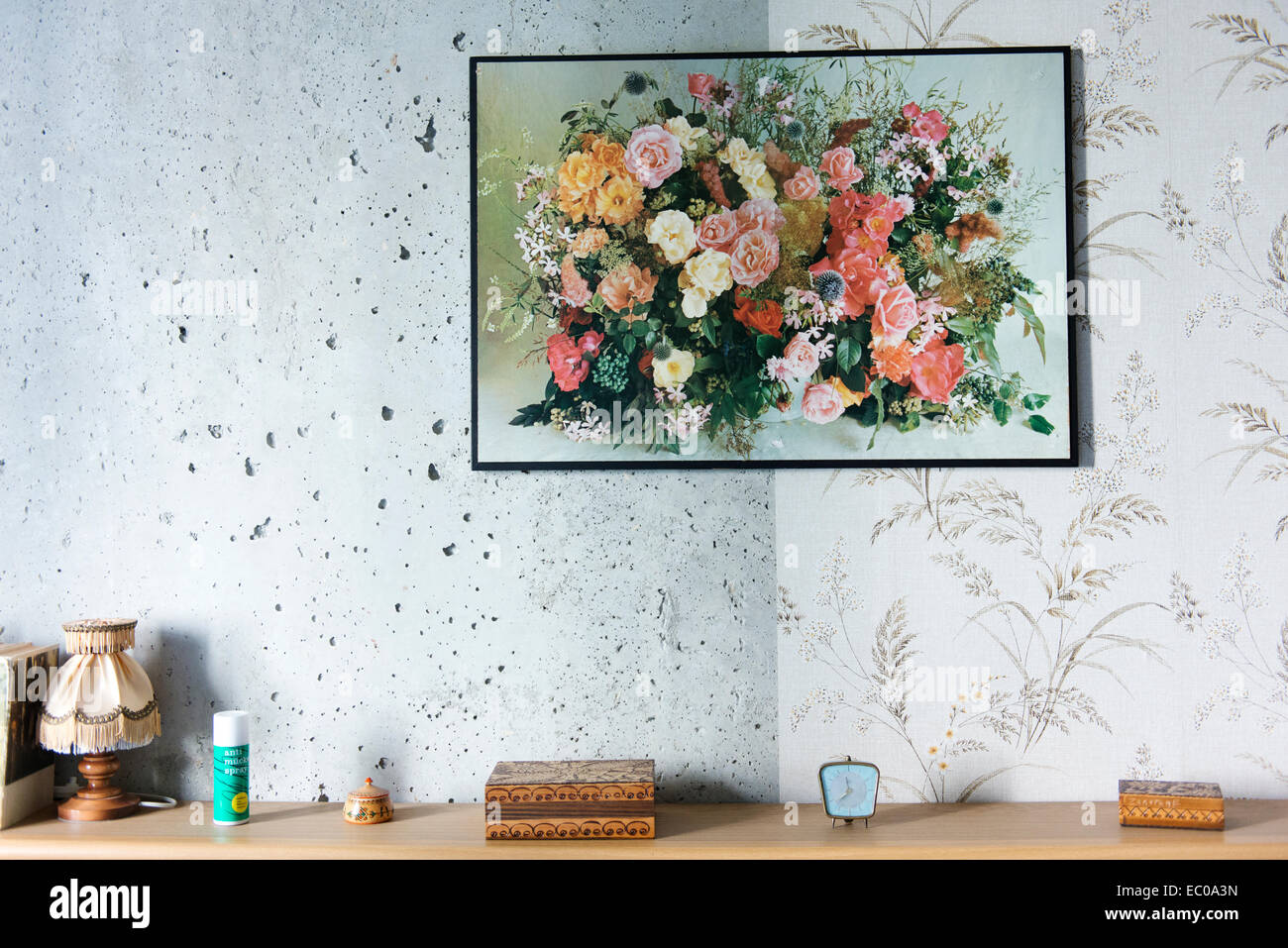 Intérieur de l'Allemagne de l'est préservé appartement avant la chute du mur, 1989. Remarque demi-mur tapissés en raison de pénuries. Banque D'Images