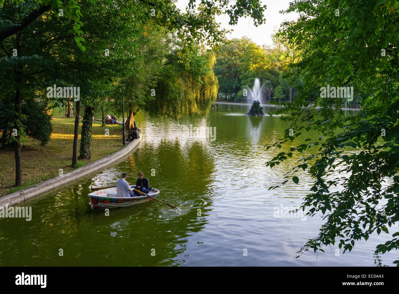 Les gens de bateau sur le lac au jardins Cismigiu dans le centre de Bucarest,  Roumanie Photo Stock - Alamy