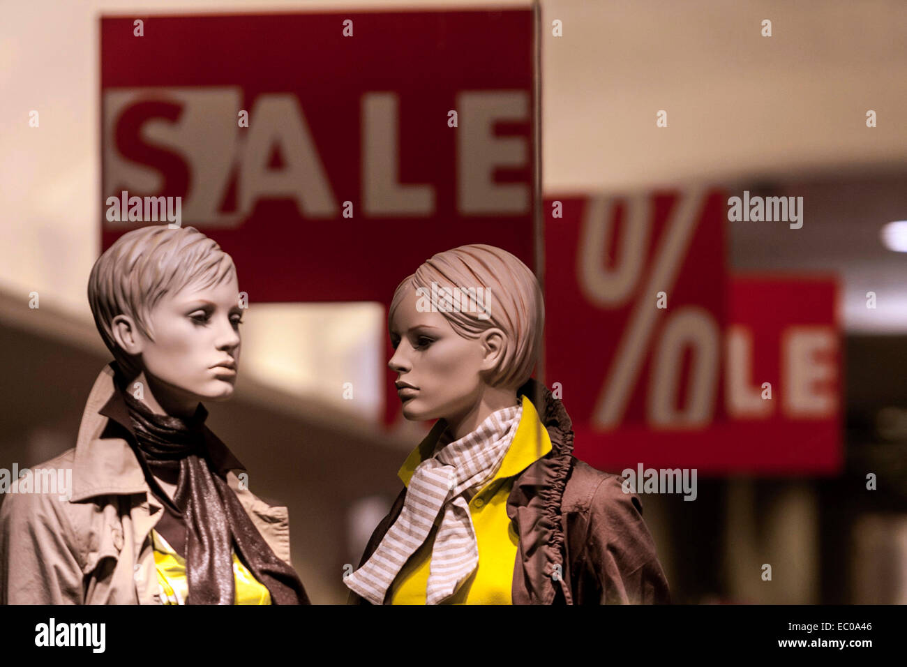 Des mannequins dans une vitrine, vente Prague Praha République Tchèque Banque D'Images