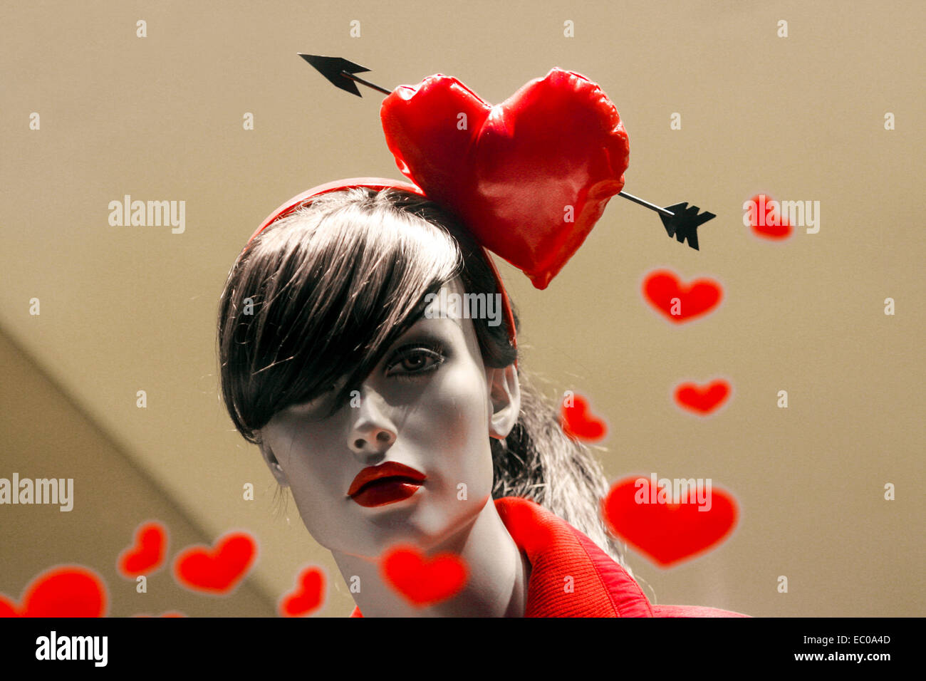 Mannequin féminin dans une vitrine de magasin le jour de la Saint-Valentin Prague République tchèque Banque D'Images