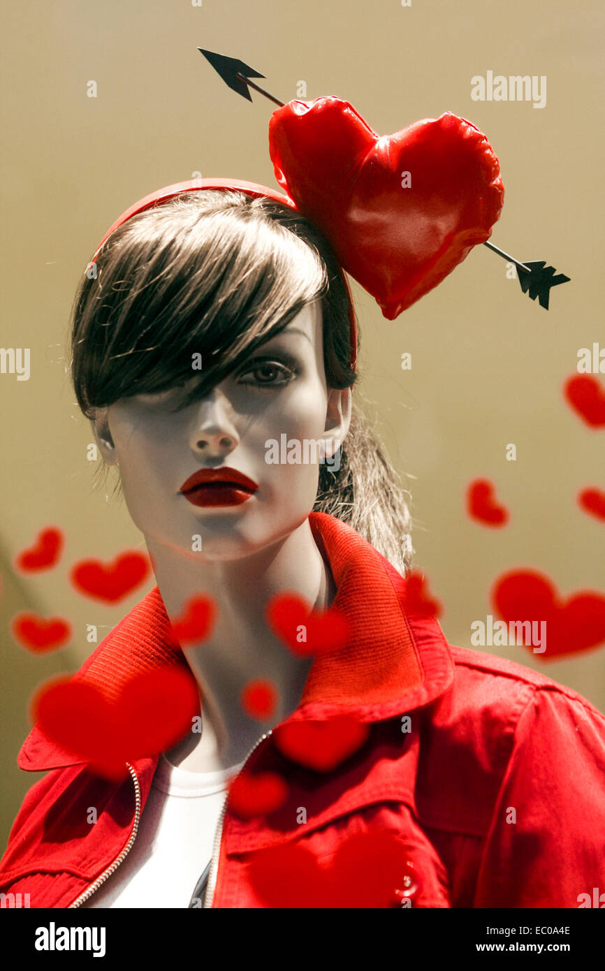 Mannequin féminin dans une vitrine de magasin le jour de la Saint-Valentin Prague République tchèque Banque D'Images