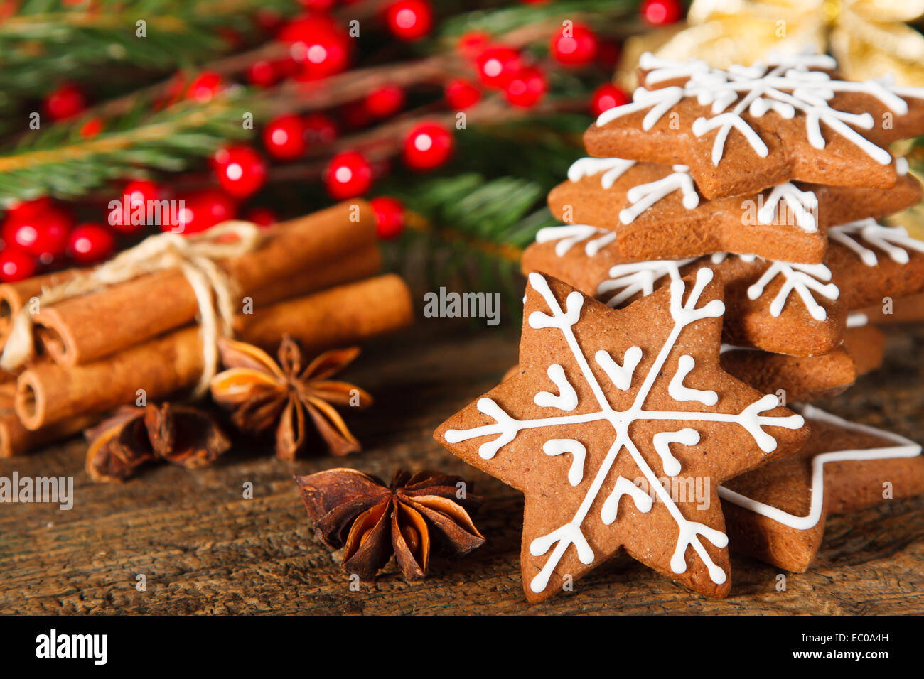 Composition de Noël - gingerbread cookie, l'anis et la cannelle sur table en bois Banque D'Images