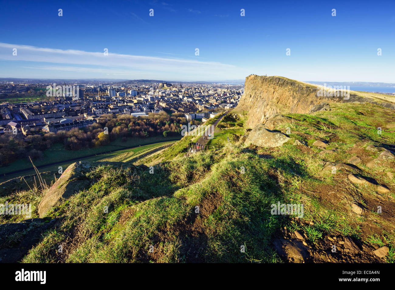 Edimbourg ville vue de Salisbury Crags sur Arthur's Seat, en Écosse. Banque D'Images