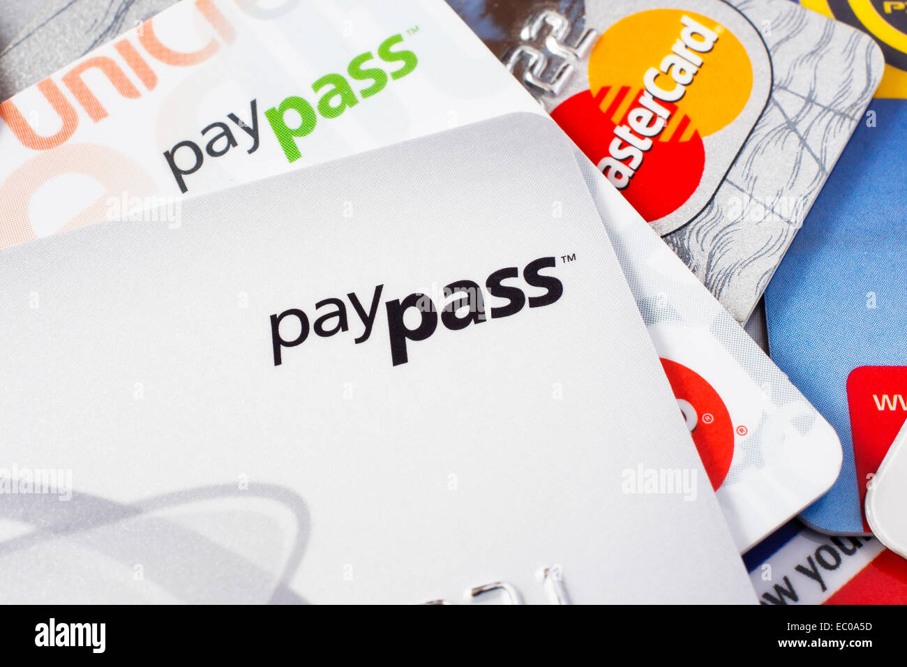 GDANSK, Pologne - 16 avril 2014. Cartes de crédit avec la technologie paypass. Utilisez uniquement éditoriale Banque D'Images