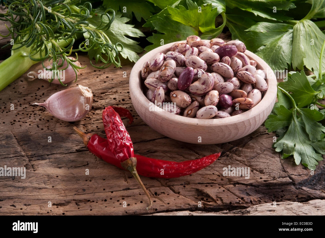 Les légumes dans un panier, prêt pour une soupe. ensemble d'assaisonnement saveurs Banque D'Images