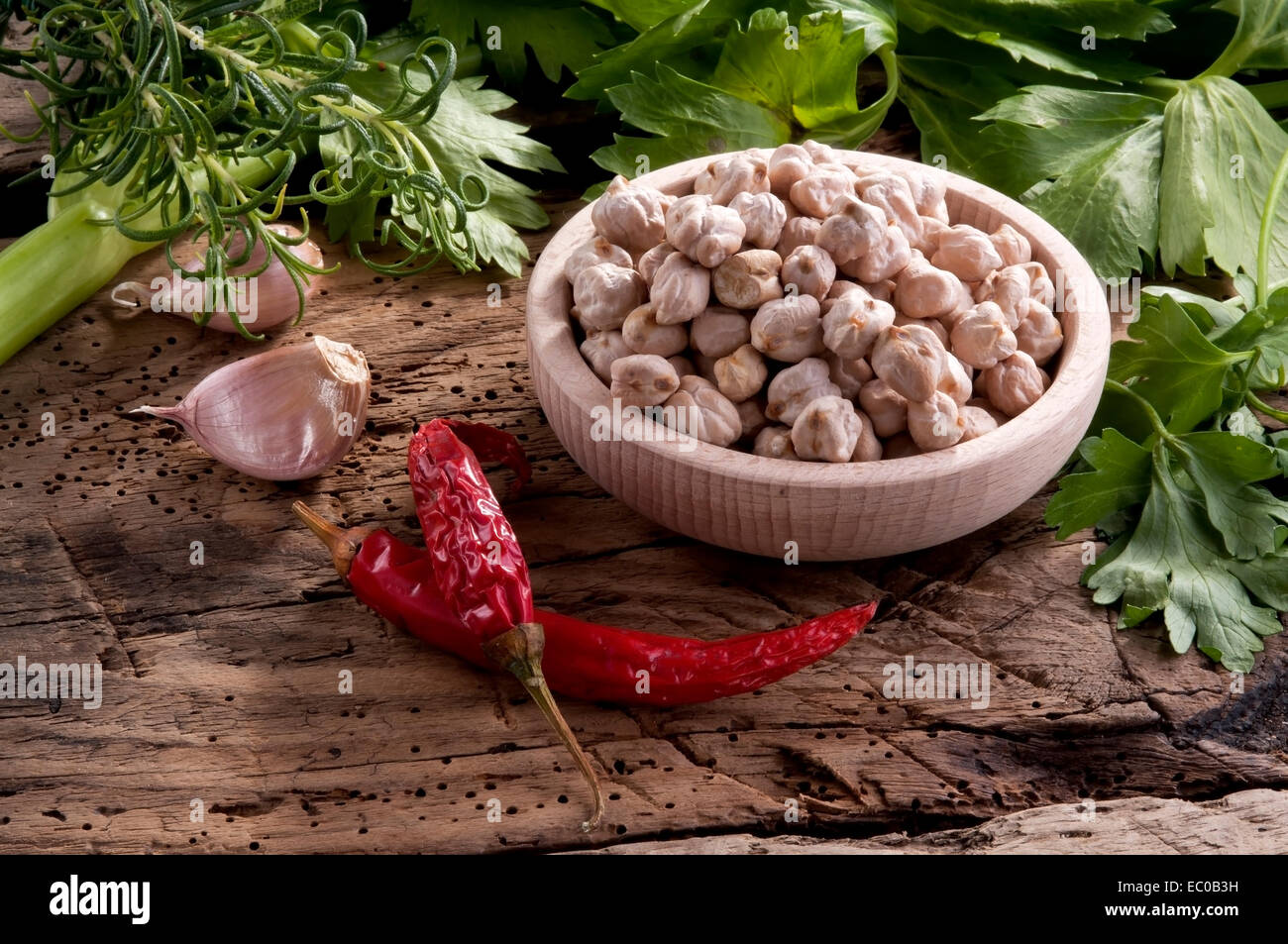 Les légumes dans un panier, prêt pour une soupe. ensemble d'assaisonnement saveurs Banque D'Images