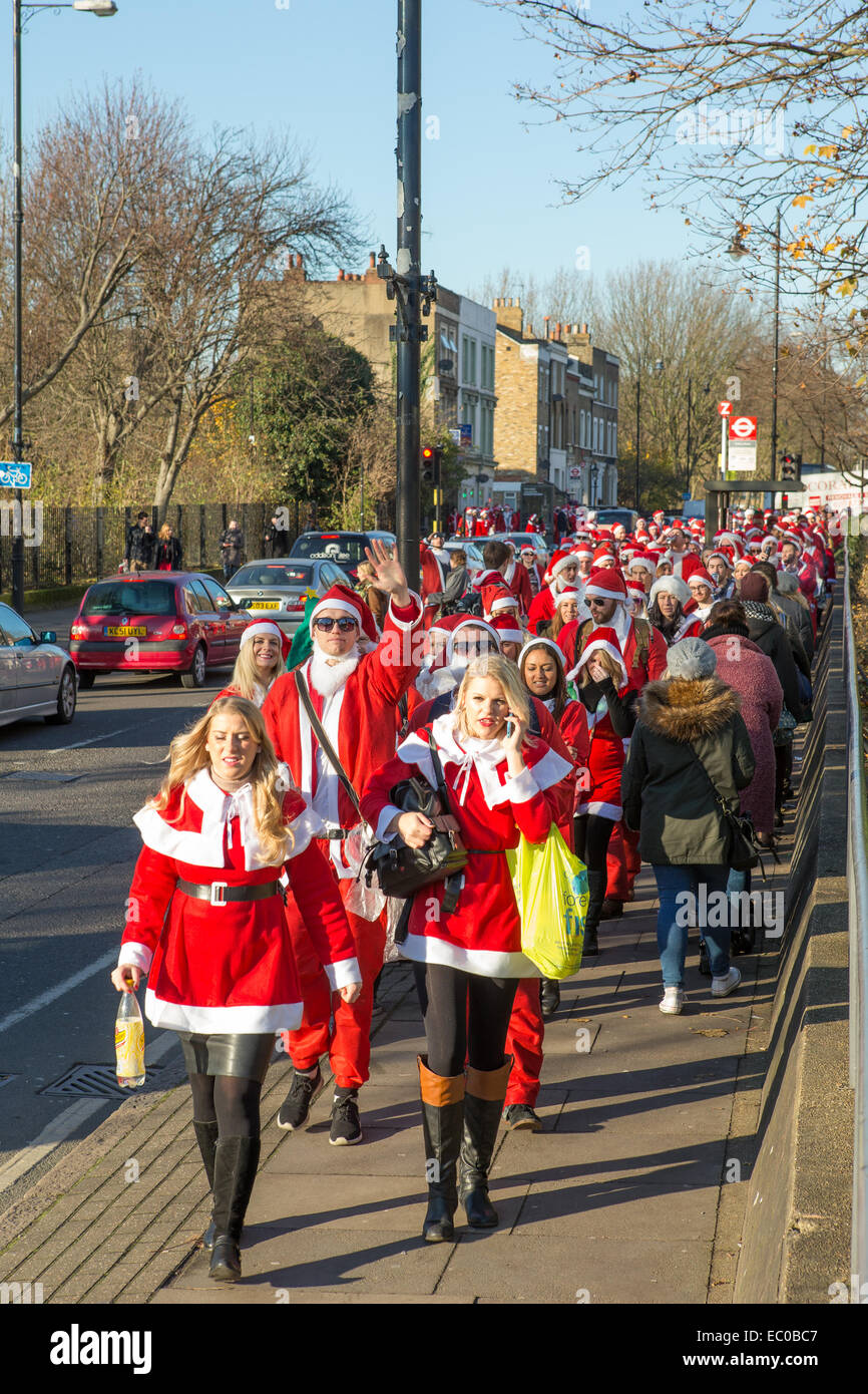 Londres, Royaume-Uni. 6e déc, 2014. Cette année, le Santacon a vu des centaines de personnes déguisé en Père Noël et ses aides. Ils couraient autour de Londres et chanter des chansons en cours de Jolly. Crédit : Neil Cordell/Alamy Live News Banque D'Images