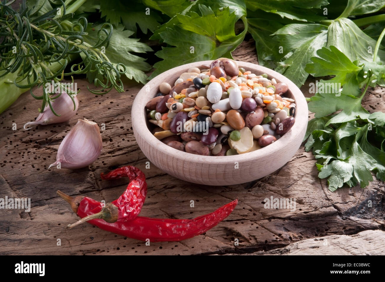 Les légumes dans un panier, prêt pour une soupe. ensemble d'assaisonnement saveurs Banque D'Images