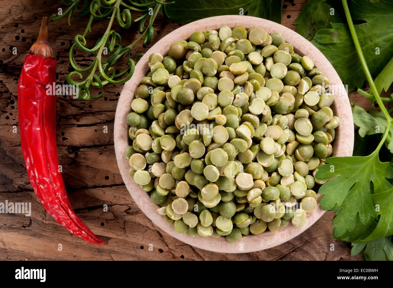 Les légumes dans un panier, prêt pour une soupe. ensemble d'assaisonnement saveurs Banque D'Images