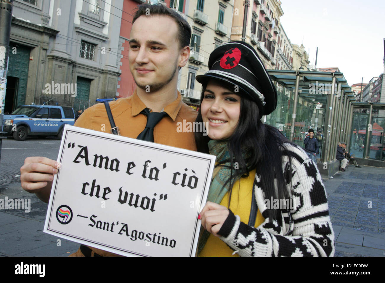 L'Italie. 6e déc, 2014. Les gens protestent contre l'homophobie lors de la journée 'Kiss me', qui a été organisée après que les deux gars ont été attaqués pour s'embrasser en public. L'initiative promue par la 'Antispecisti Partenopei ', veut envoyer un message fort droite de la place où les coups ont eu lieu. Credit : Salvatore Esposito/Pacific Press/Alamy Live News Banque D'Images