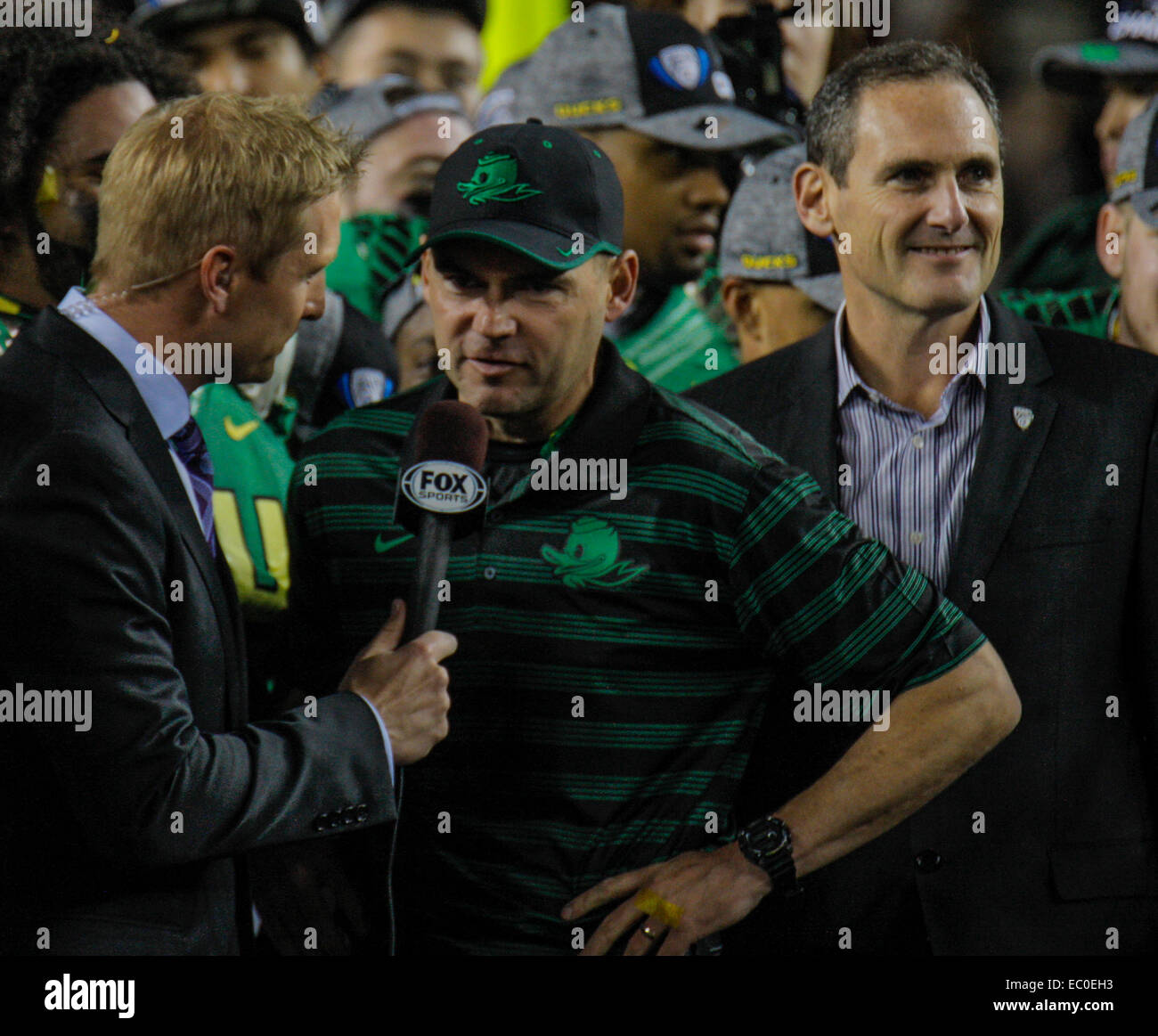 Santa Clara, CA. Le 05 mai 2014. L'entraîneur-chef de l'Oregon Mark Helfrich et PAC 12 Commissaire Larry Scott lors de la remise d'un trophée du championnat NCAA CIP 12 match de football entre l'Oregon Ducks et Arizona Wildcats 51-13 victoire à Santa Clara en Californie Stade Levi © csm/Alamy Live News Banque D'Images