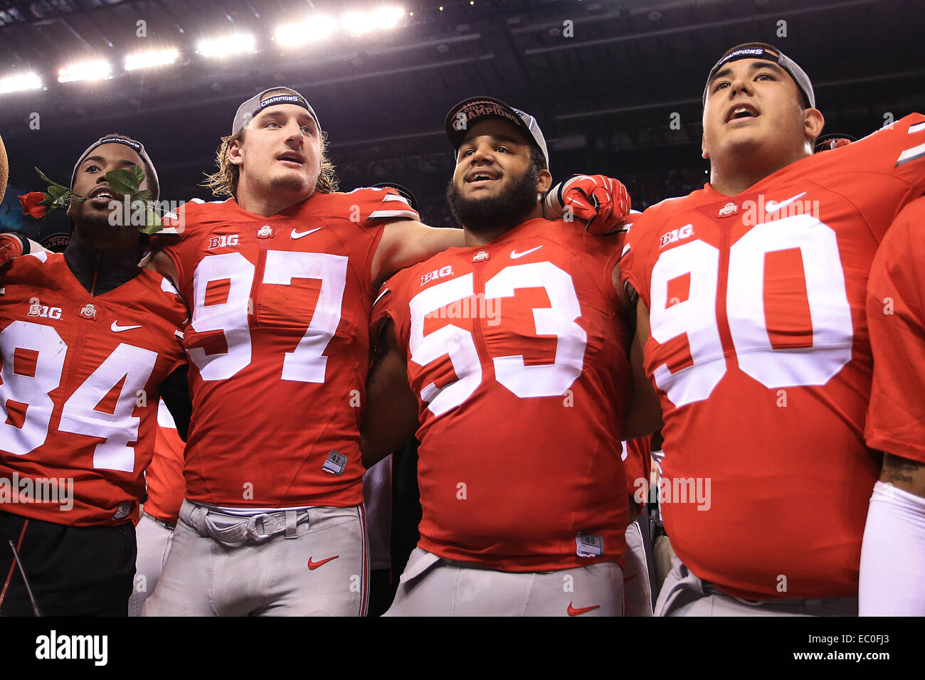 Indianapolis, IN, USA. 06 Dec, 2014. Ohio State Buckeyes receveur Corey Smith (84), le joueur de ligne défensive Joey Bosa (97), la défense s'attaquer à Michael Bennett (53) et le joueur de ligne défensive Tommy Schutt (90) chanter la chanson de lutte de l'état de l'Ohio à la fin de la Big 10 NCAA Championship match de football entre les Badgers du Wisconsin et l'Ohio State Buckeyes au Lucas Oil Stadium à Indianapolis, Indiana. La défaite de l'état de l'Ohio Wisconsin 59-0. Credit : 2014 Billy Hurst/CSM/Alamy Live News Banque D'Images