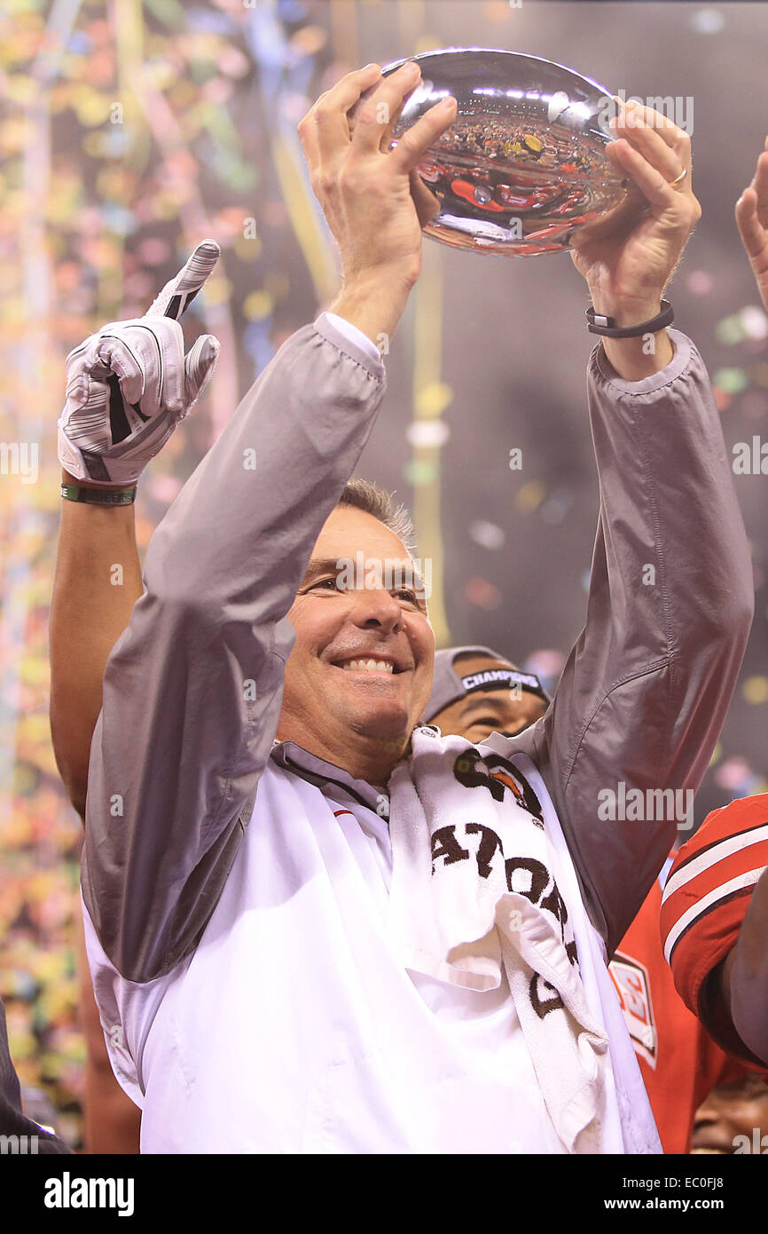 Indianapolis, IN, USA. 06 Dec, 2014. Ohio State Buckeyes urbain entraîneur-chef Meyer hisse le Grand 10 trophée à la fin de la Big 10 NCAA Championship match de football entre les Badgers du Wisconsin et l'Ohio State Buckeyes au Lucas Oil Stadium à Indianapolis, Indiana. La défaite de l'état de l'Ohio Wisconsin 59-0. Credit : 2014 Billy Hurst/CSM/Alamy Live News Banque D'Images