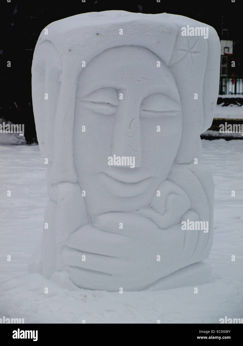Grande sculpture de neige à la main dans le parc Banque D'Images