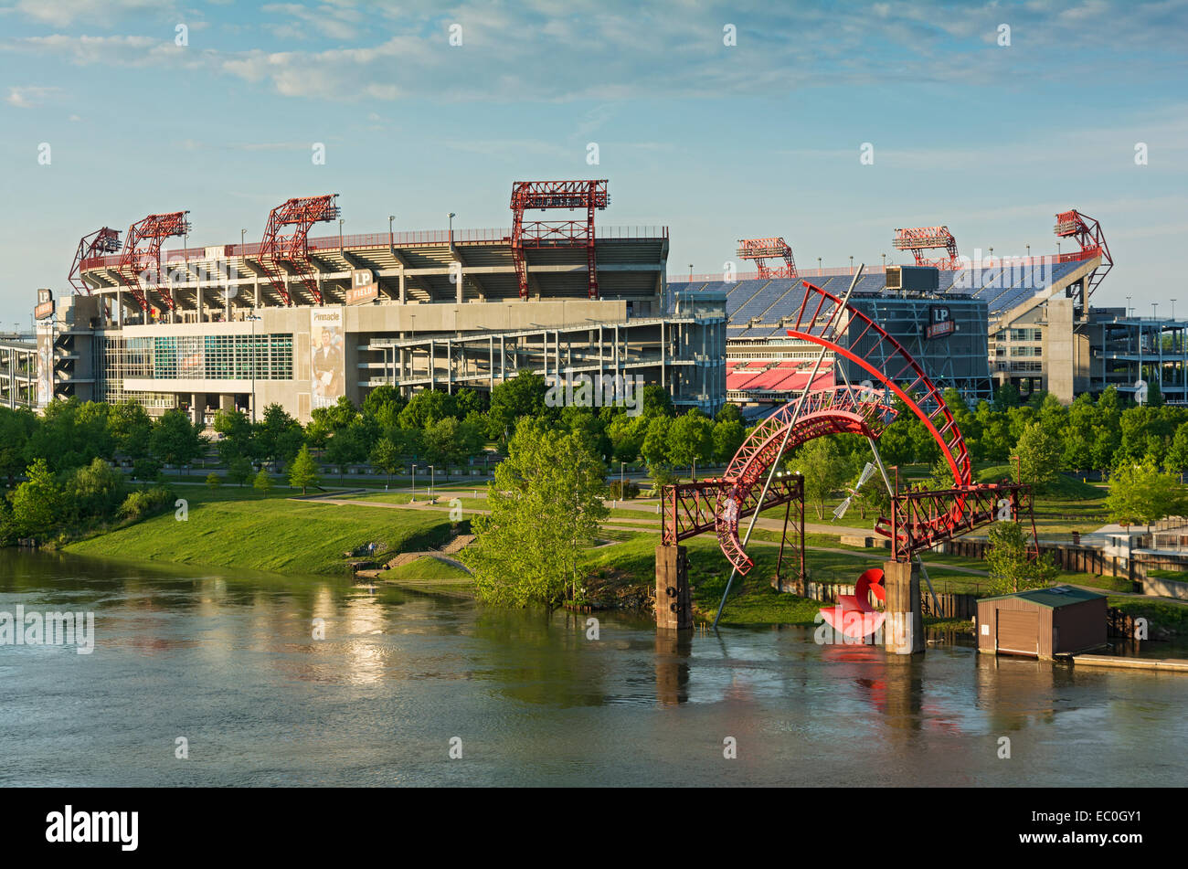 New York, Nashville, vue de la sculpture 'Ghost Ballet pour la rive Est Machineworks' et le LP Field de John Seigenthaler Pedes Banque D'Images