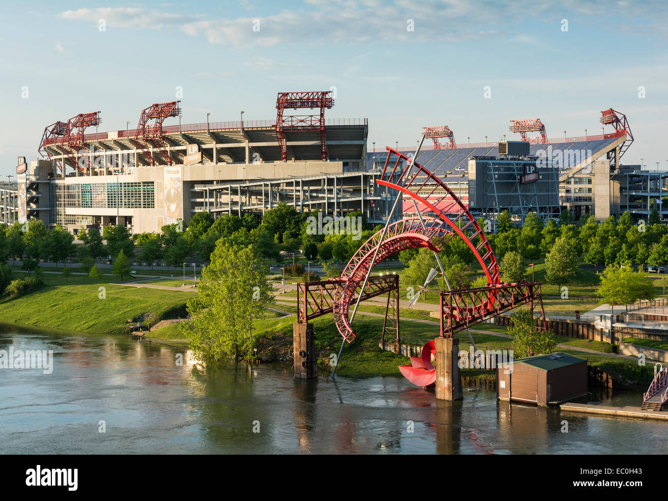 New York, Nashville, Sculpture 'Ghost Ballet pour la rive Est Machineworks' et le LP Field de John Seigenthaler Bridge Banque D'Images