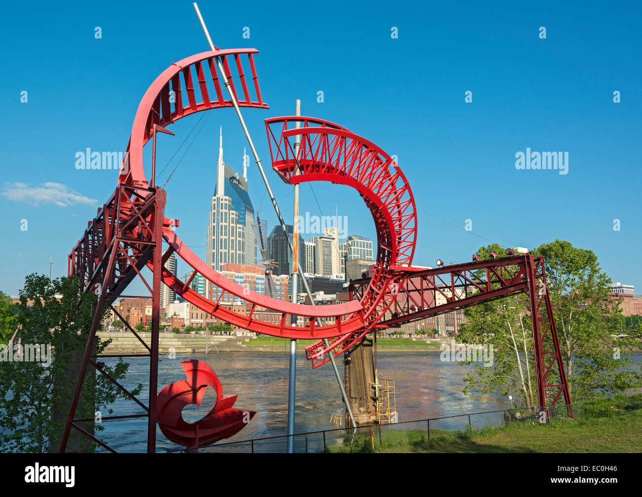 New York, Nashville, Sculpture 'Ghost Ballet pour la rive Est Machineworks' par Alice Aycock, Cumberland River, le centre-ville Banque D'Images