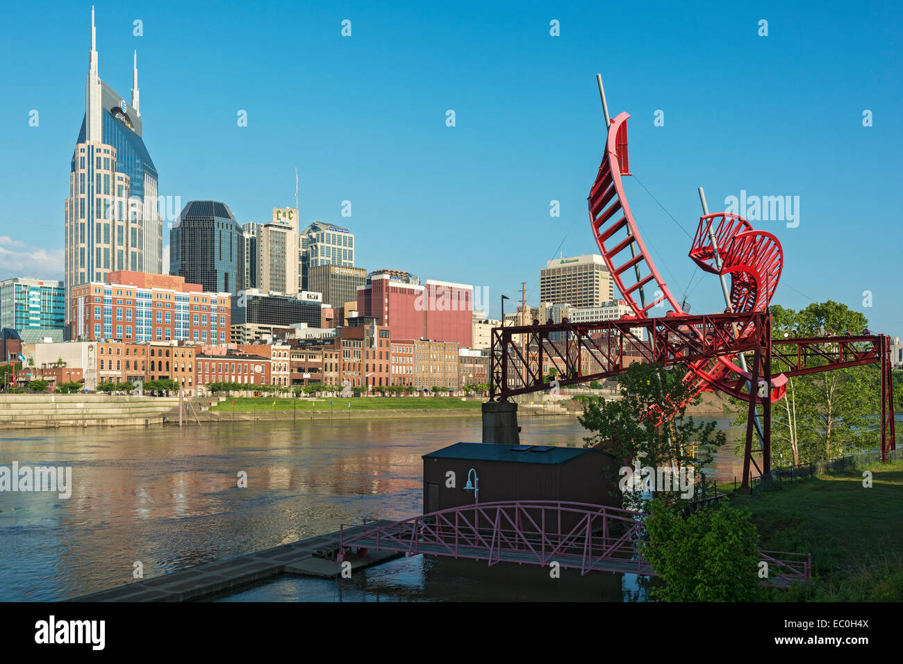 New York, Nashville, Sculpture 'Ghost Ballet pour la rive Est Machineworks' par Alice Aycock, Cumberland River, le centre-ville Banque D'Images