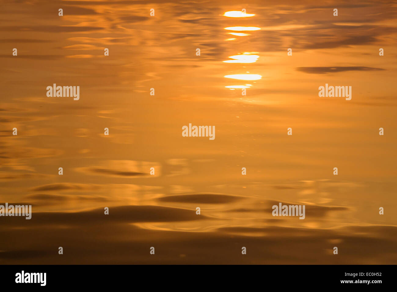 Coucher du soleil reflétée dans l'eau, le parc national de Chobe, au Botswana Banque D'Images
