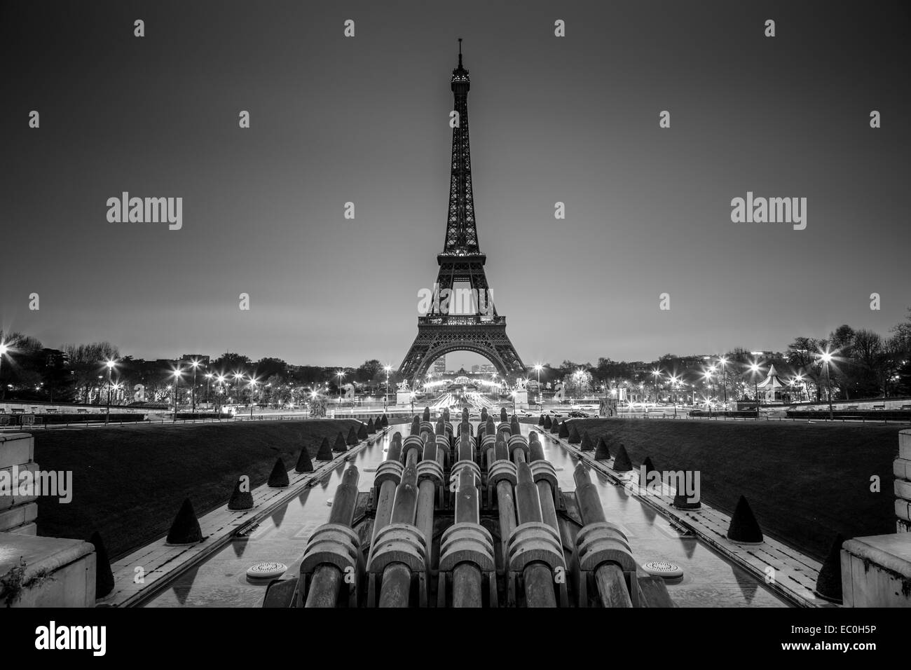 La tour Eiffel, Paris, France en noir et blanc. Banque D'Images