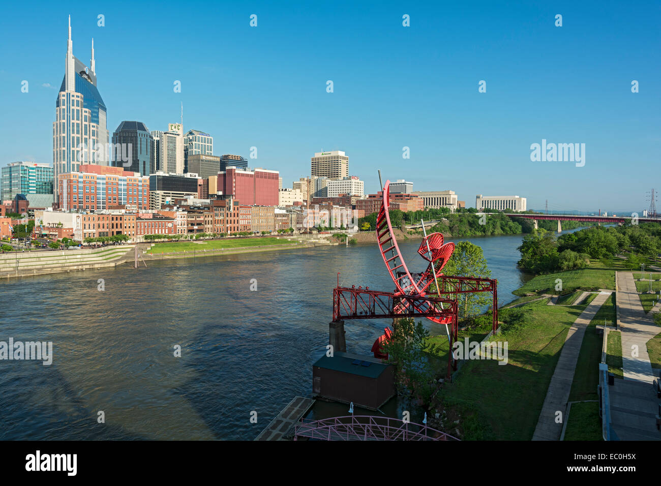 New York, Nashville, Sculpture 'Ghost Ballet pour la rive Est Machineworks' par Alice Aycock, Cumberland River, le centre-ville Banque D'Images