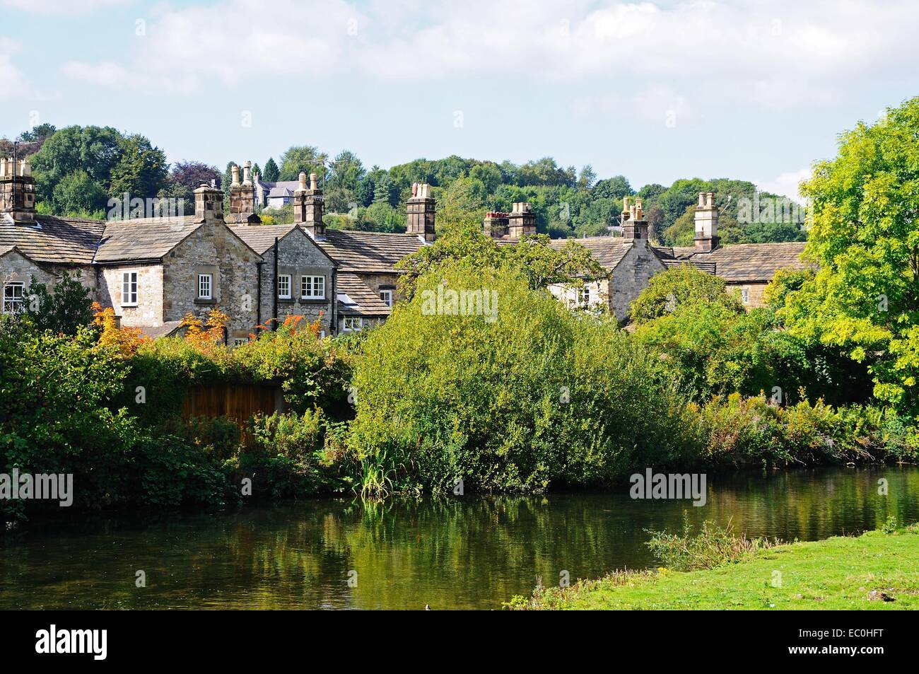 Chalets le long de la rivière Wye, Bakewell, Derbyshire, Angleterre, Royaume-Uni, Europe de l'Ouest. Banque D'Images