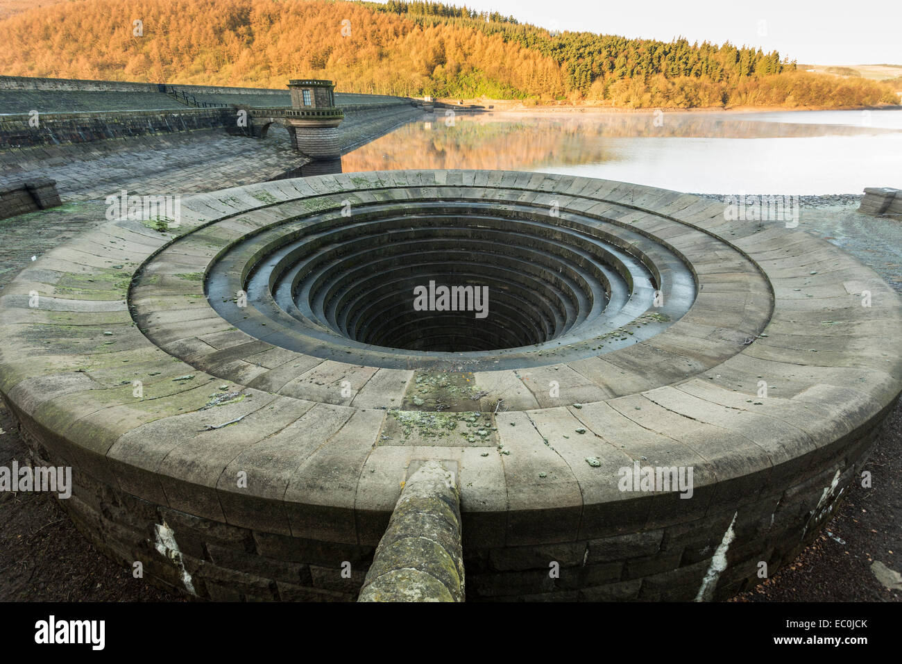 Bell-bouche évacuateur, ou 'la' plughole Ladybower Reservoir, Derbyshire (Peak District) exposés lors de faibles niveaux d'eau. Banque D'Images